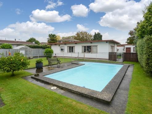 1007 Frederick Street West, Mahora