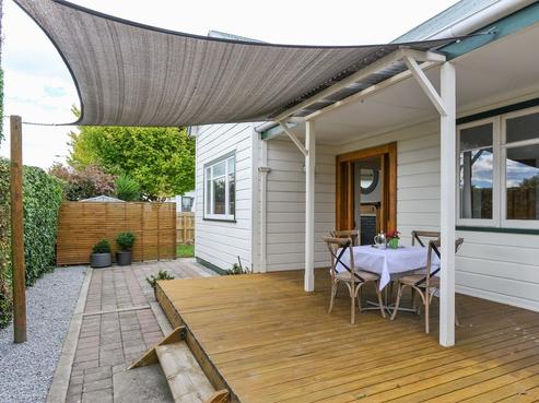 801 Dufferin Street, Akina
