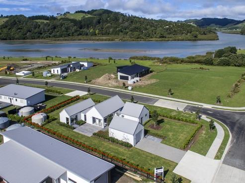 1 Admiral Drive, Cooks Beach