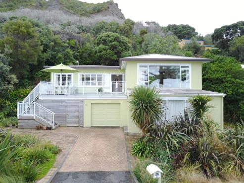 21 Makorori Beach Road, Pouawa