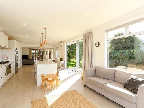63 Paynters Avenue, Strandon