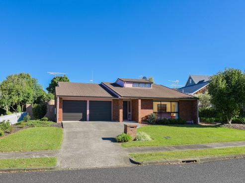 8 Voltaire Court, Botany Downs
