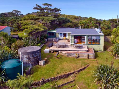 15 Te Ahuahu Road, Piha