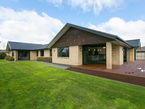 2 Honeyfield Drive, Whalers Gate