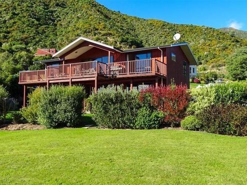 312C Waikawa Road, Waikawa