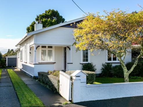 27 Paynters Avenue, Strandon