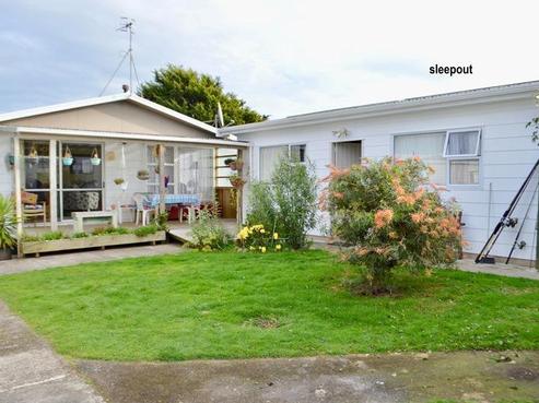 4 Robert Mckeen Street, Otaki Beach