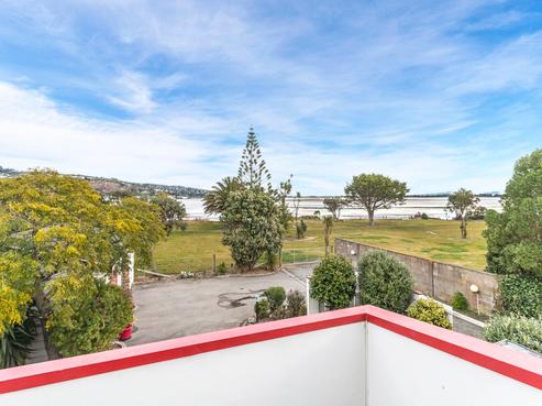 2/166A Rocking Horse Road, Southshore