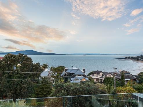 24 Beach Road, Castor Bay