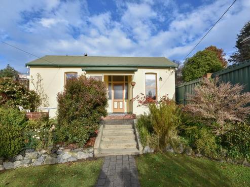16 Byron Street, Mornington