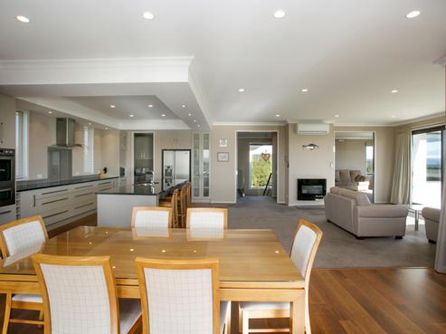 4 Waianiwa Dell, Wharewaka