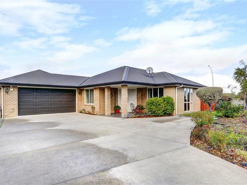 2 Barrington Drive, Huntington