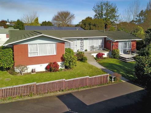 46 Houchens Road, Glenview