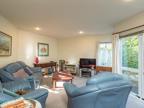2/169 Knights Road, Central Hutt