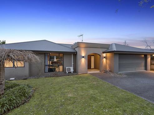 8 Somerton Drive, Huntington