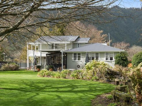 1892 Troutbeck Road, Galatea