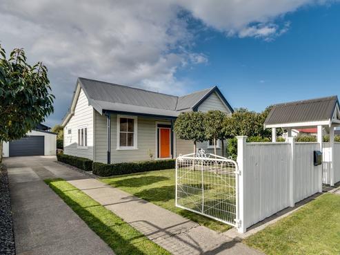 414 French Street, Akina
