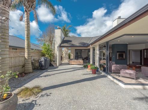 1 Somerton Drive, Huntington