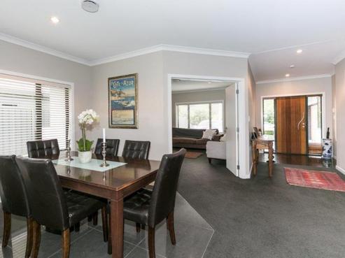 16 Oak Place, Poraiti