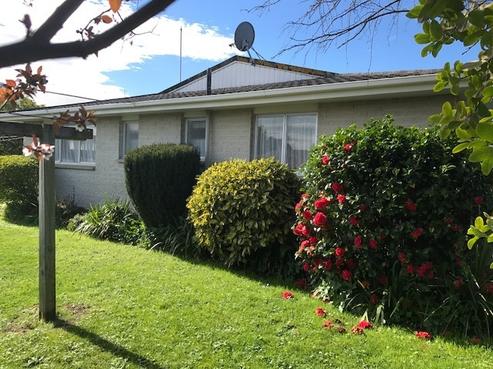 211 Park Road South, Akina