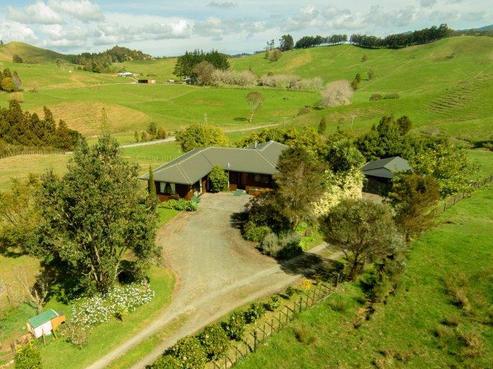 90 Carr Road, Takahue