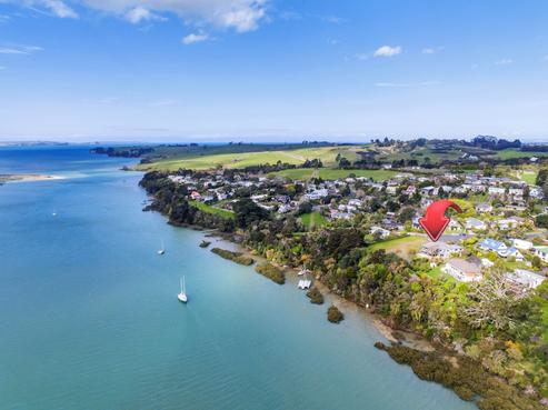 22 Valerie Crescent, Okura