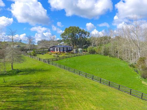 16 Hull Road, Waitoki