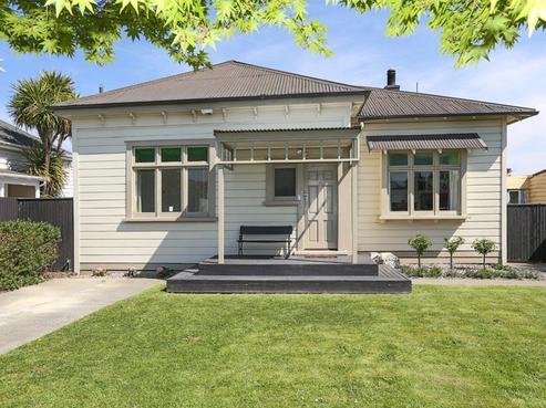 811 Dufferin Street, Akina
