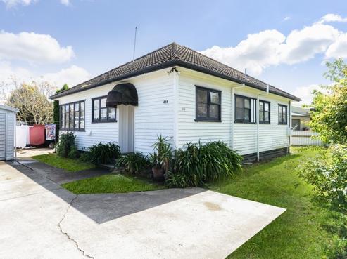 618 Park Road South, Akina