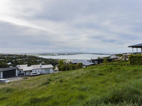 8 Omeo Crescent, Redcliffs