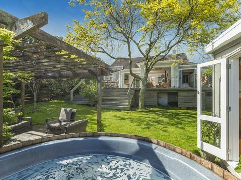 2 Winscombe Street, Belmont