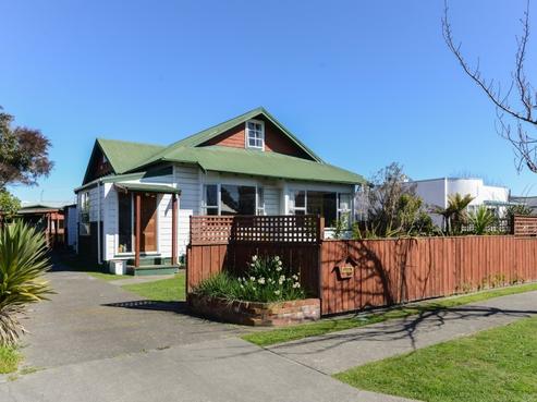 704 Queen Street West, Saint Leonards