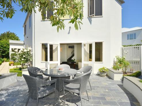 2/24 Thornycroft Street, Fendalton