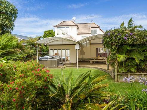 8 Churchill Road, Murrays Bay