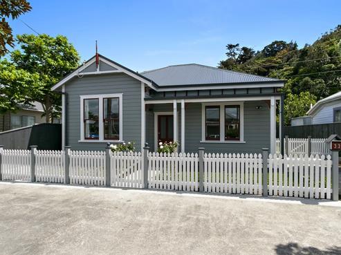 33 Riddlers Crescent, Petone