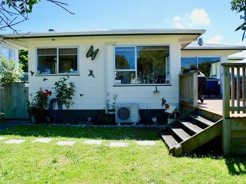 12 Yates Street, Otaki Beach