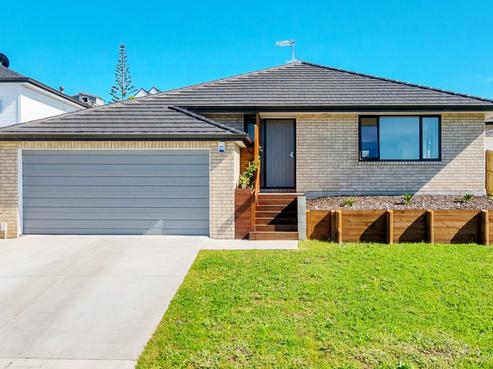 8 Regis Park Drive, Pukekohe