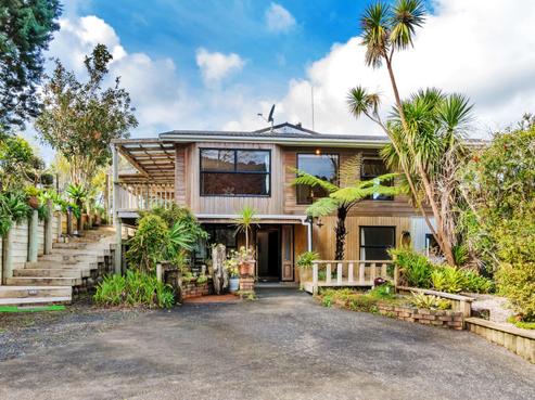 695 Huia Road, Parau