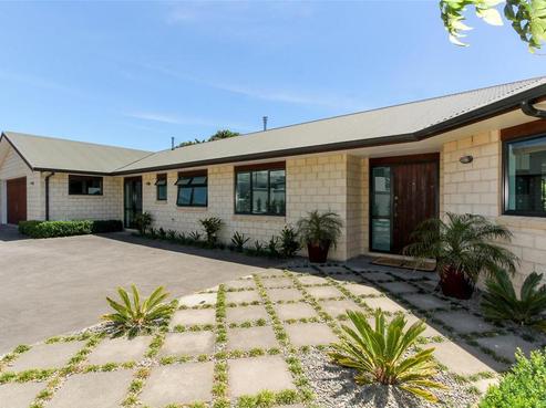 14 Redwood Crescent, Hurdon