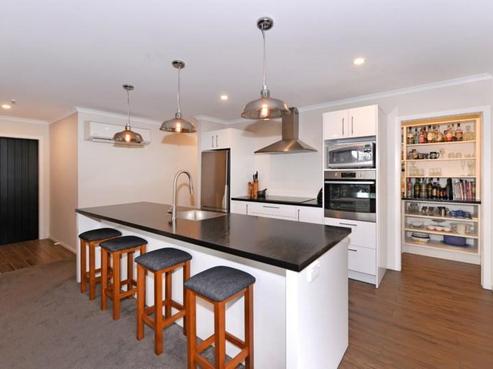 6 Pine Crest Drive, Richmond