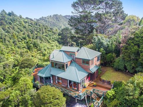 907 West Coast Road, Waiatarua