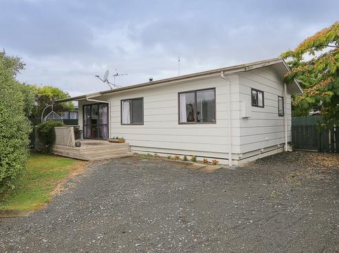 2/910 Clive Street, Akina