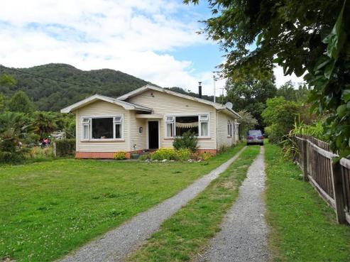 672 Taylorville Road, Taylorville