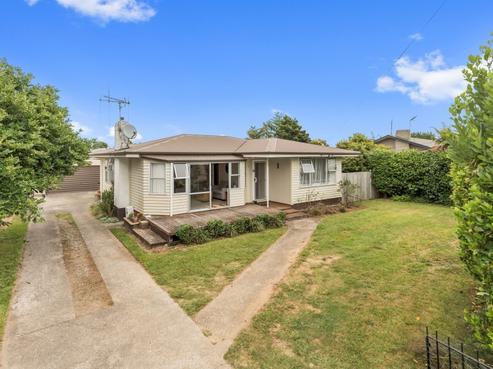 90 Bruce Avenue, Glenview