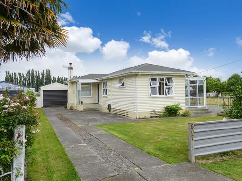 907 Park Road South, Longlands