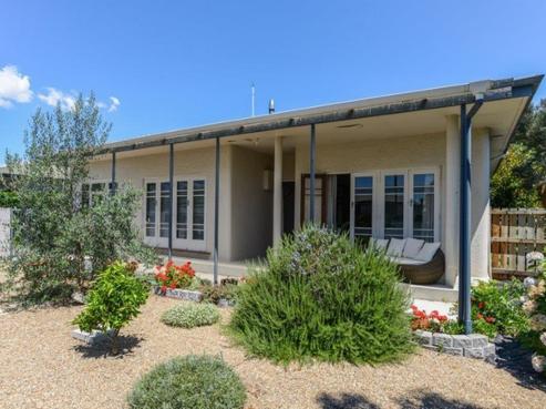 911 Lawrence Street, Akina