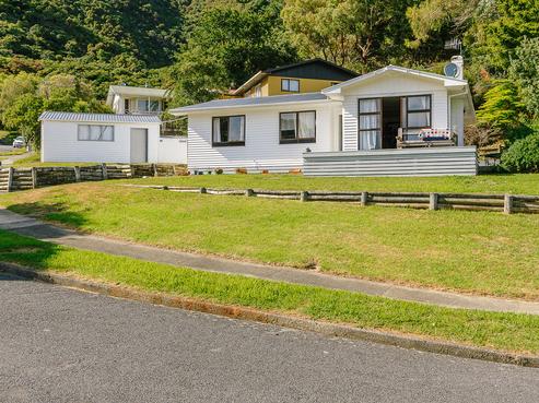 13 Holmes Grove, Naenae