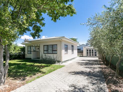 1009 Reka Street, Akina