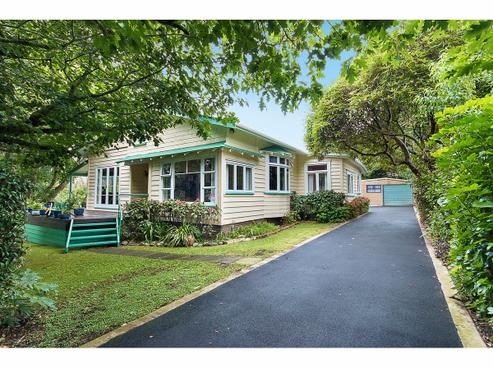 2142 Awhitu Road, Pollok