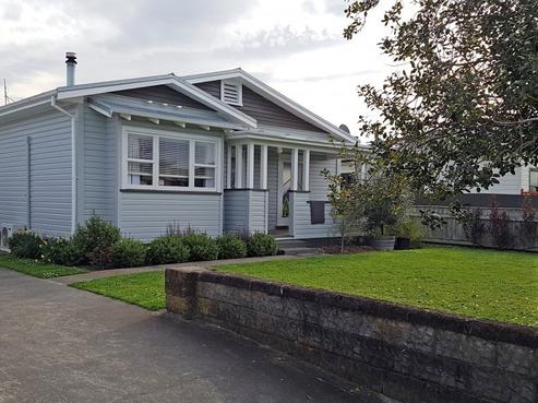 915 Dufferin Street, Akina